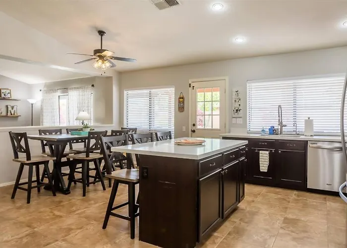 Cozy With Pool, Fire Table, Bbq, Rv Parking Holiday home